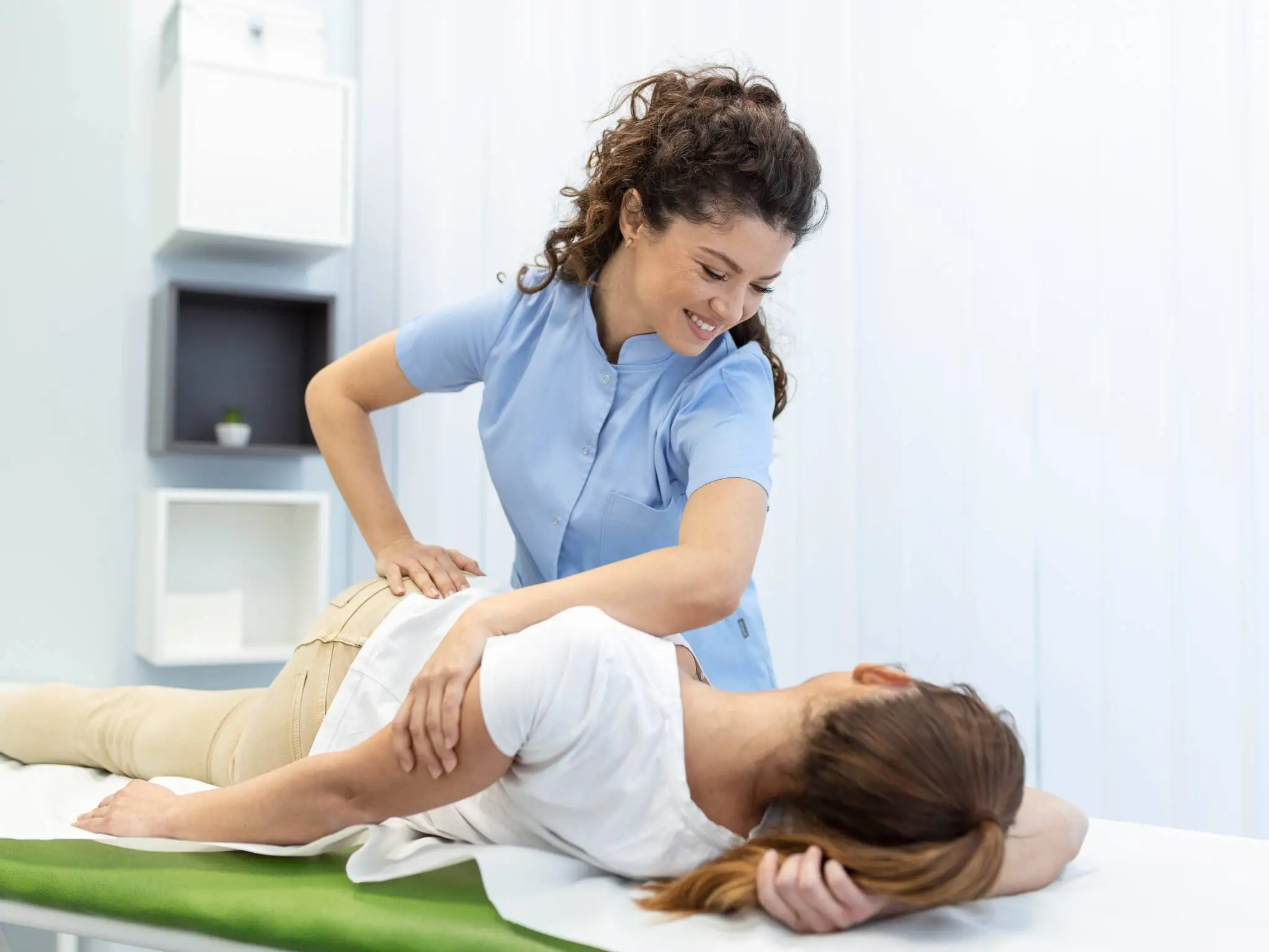 Physical Therapist vs Chiropractor Which is best for Your Back Pain